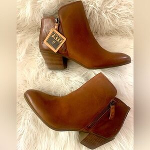 Frye Judith double zip ankle booties on Whiskey size 9.5 NWOB